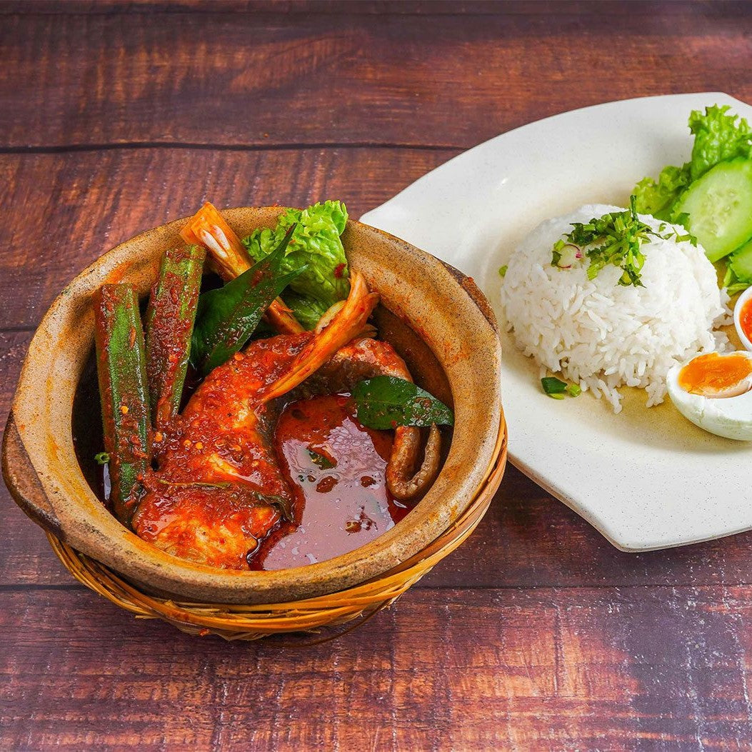 Buttermilk chicken and Ikan asam pedas with drinks